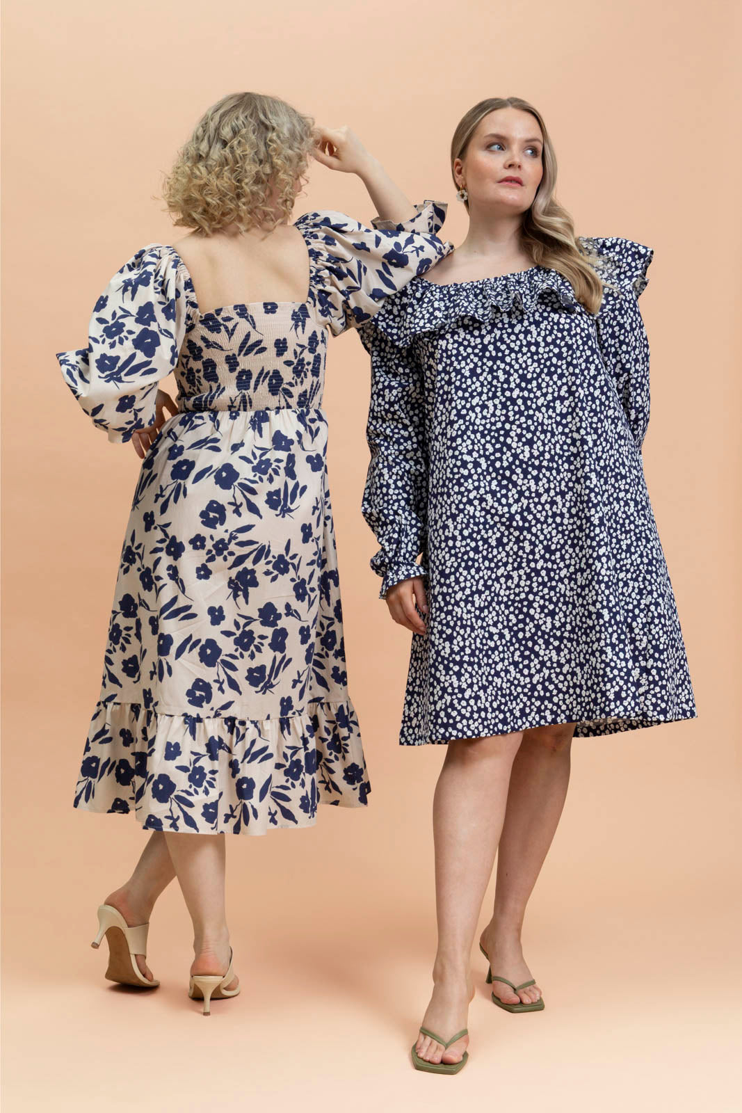 Naisten tummansininen mekko minimalistella kukkakuosilla| modelheight:166, size:M