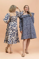 Naisten tummansininen mekko minimalistella kukkakuosilla| modelheight:166, size:M