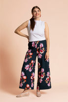 Naisten tummansiniset trikooculottes-housut kukkakuviolla | modelheight:162, size:M