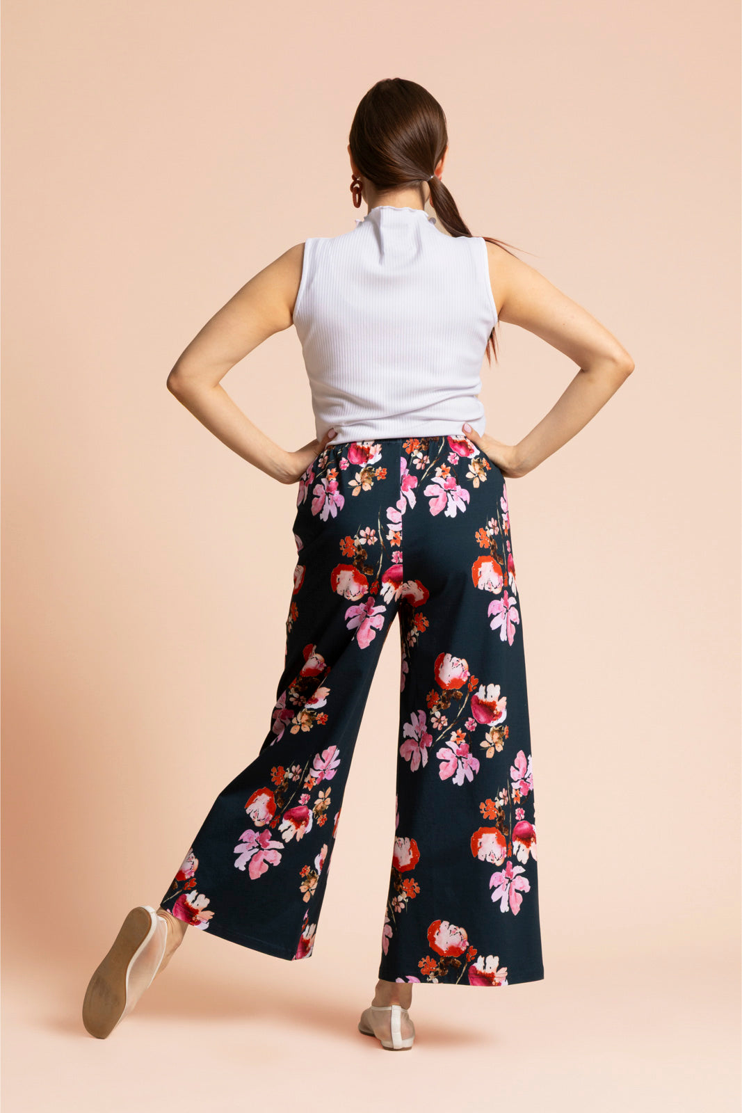 Naisten tummansiniset trikooculottes-housut kukkakuviolla | modelheight:162, size:M