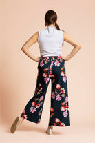 Naisten tummansiniset trikooculottes-housut kukkakuviolla | modelheight:162, size:M