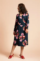 Naisten tummansininen kietasumekko kukkakuosilla | modelheight:163, size:XS