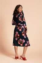 Naisten tummansininen kietasumekko kukkakuosilla | modelheight:163, size:XS