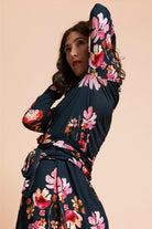 Naisten tummansininen kietasumekko kukkakuosilla | modelheight:163, size:XS