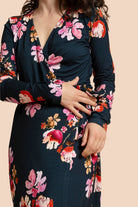 Naisten tummansininen kietasumekko kukkakuosilla | modelheight:163, size:XS