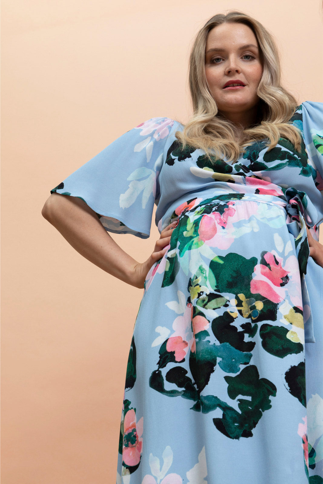 Naisten sininen juhlamekko kukkakuosilla| modelheight:166, size:M