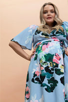 Naisten sininen juhlamekko kukkakuosilla| modelheight:166, size:M