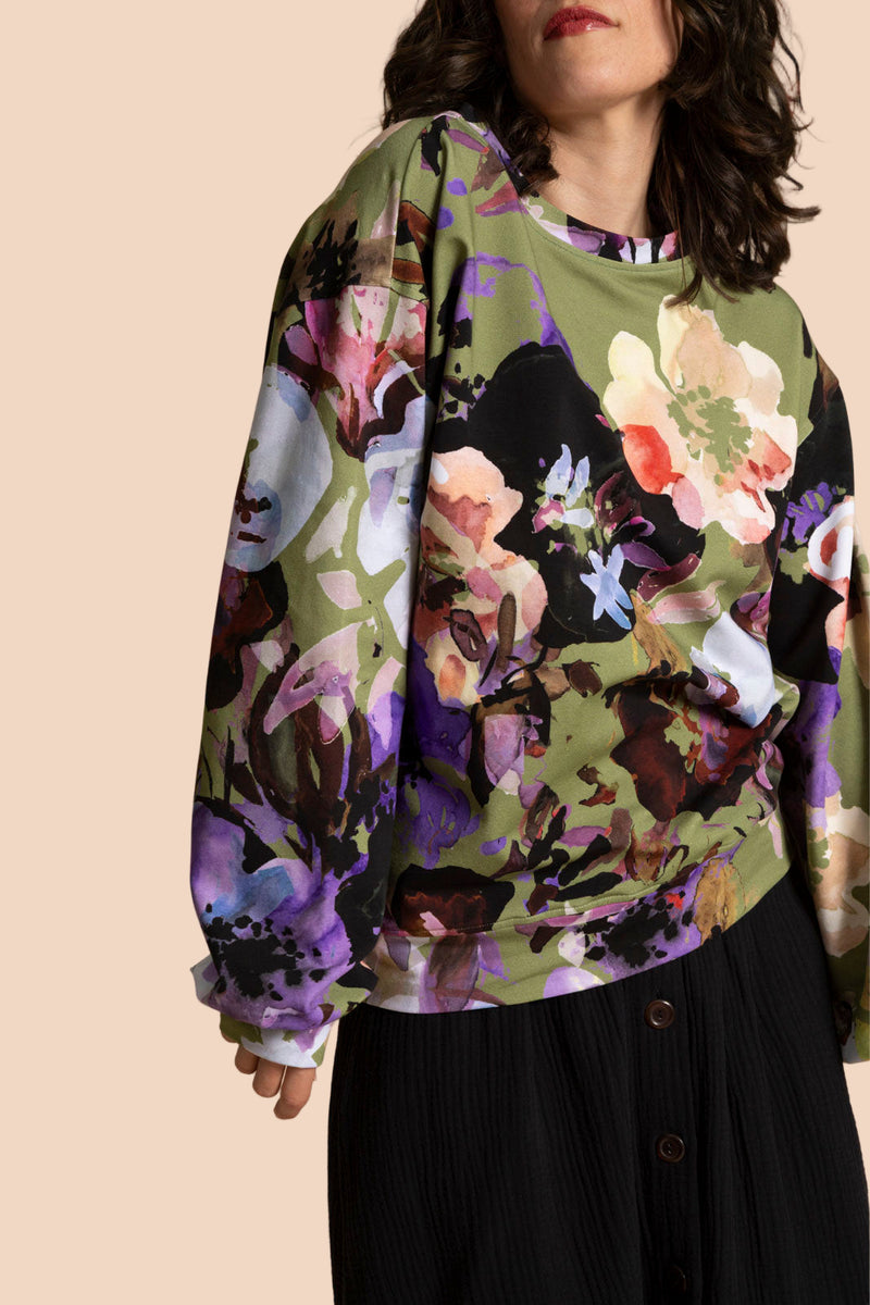 Naisten vihreä collagepaita kukkakuosilla | modelheight:163, size:XS