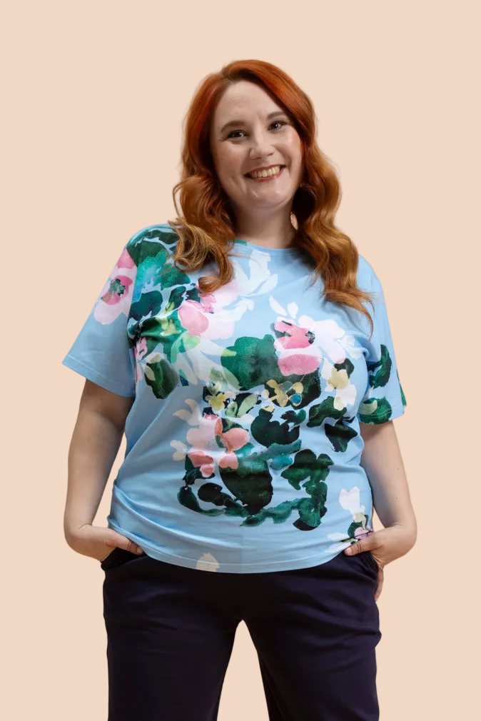 Naisten kukikas t-paita sinisellä pohjalla | modelheight:166, size:XL