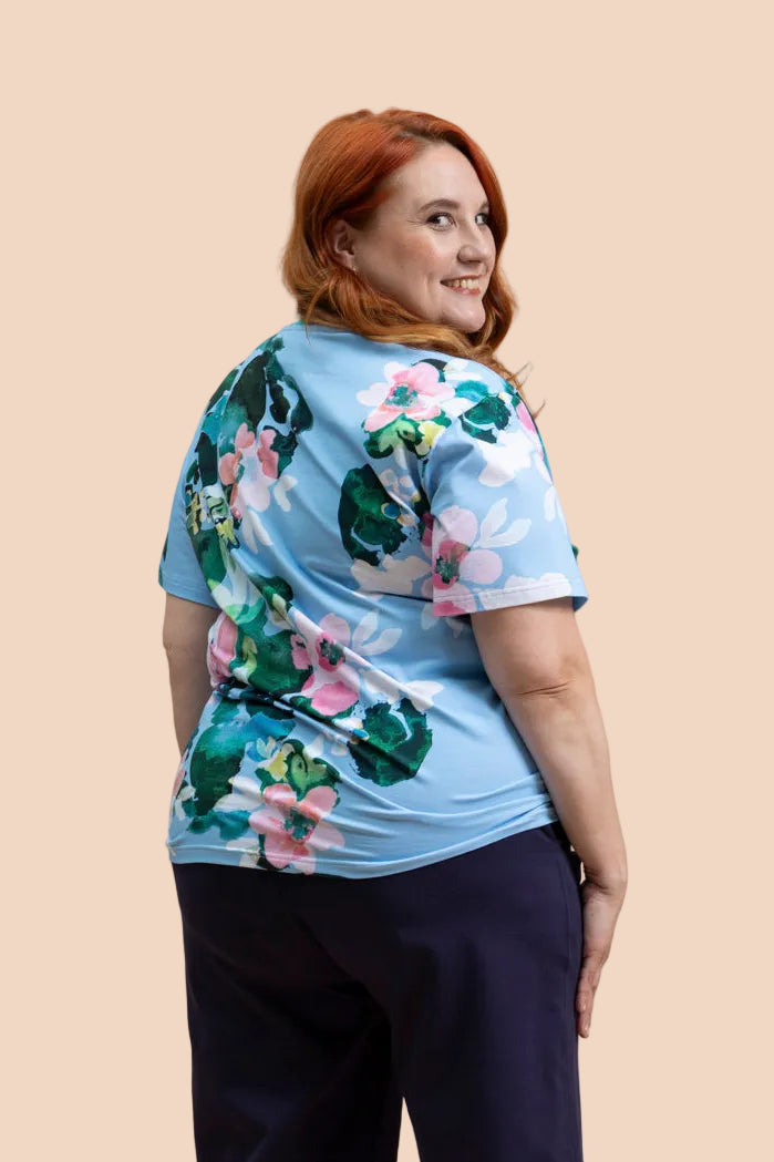 Naisten kukikas t-paita sinisellä pohjalla | modelheight:166, size:XL