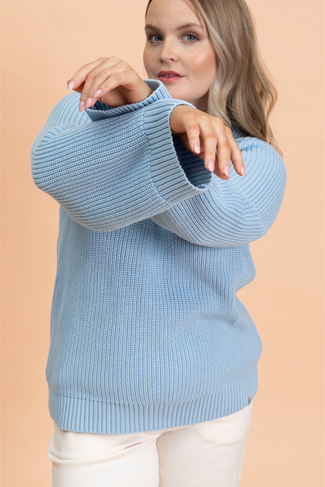 Naisten vaaleansininen puuvillaneule| modelheight:166, size:M