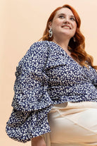 Naisten tummasininen kietaisupaita minimalistisella kukkakuosilla | modelheight:166, size:XL