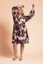 Naisten kietaisumekko kukkakuosilla| modelheight:168, size:XL