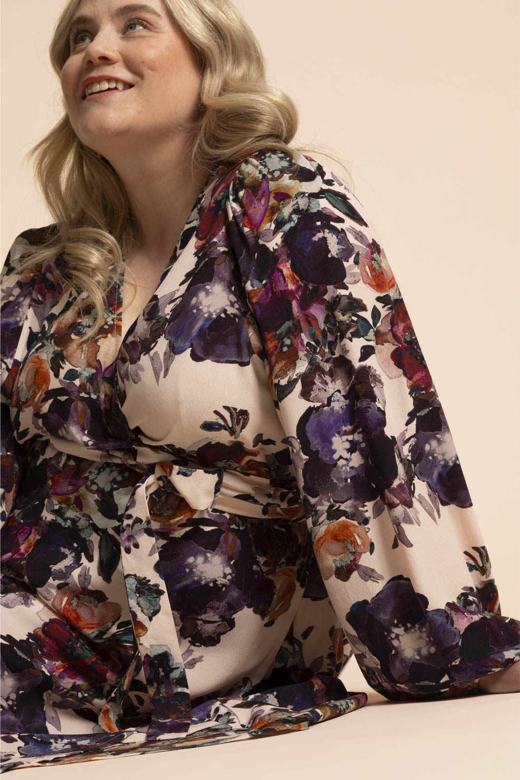 Naisten kietaisumekko kukkakuosilla| modelheight:168, size:XL