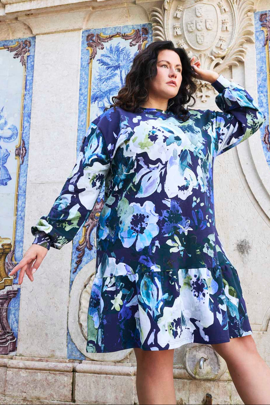 Naisten sininen puuvillamekko kukkakuviolla | modelheight:170, size:XL