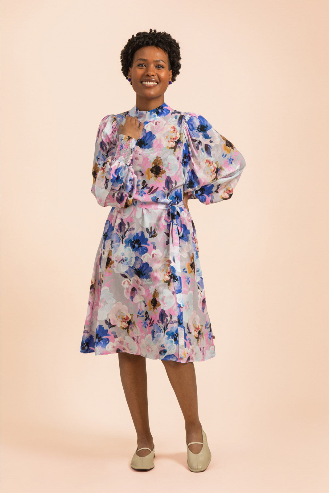 Naisten liila mekko kukkakuviolla | modelheight:158, size:XS