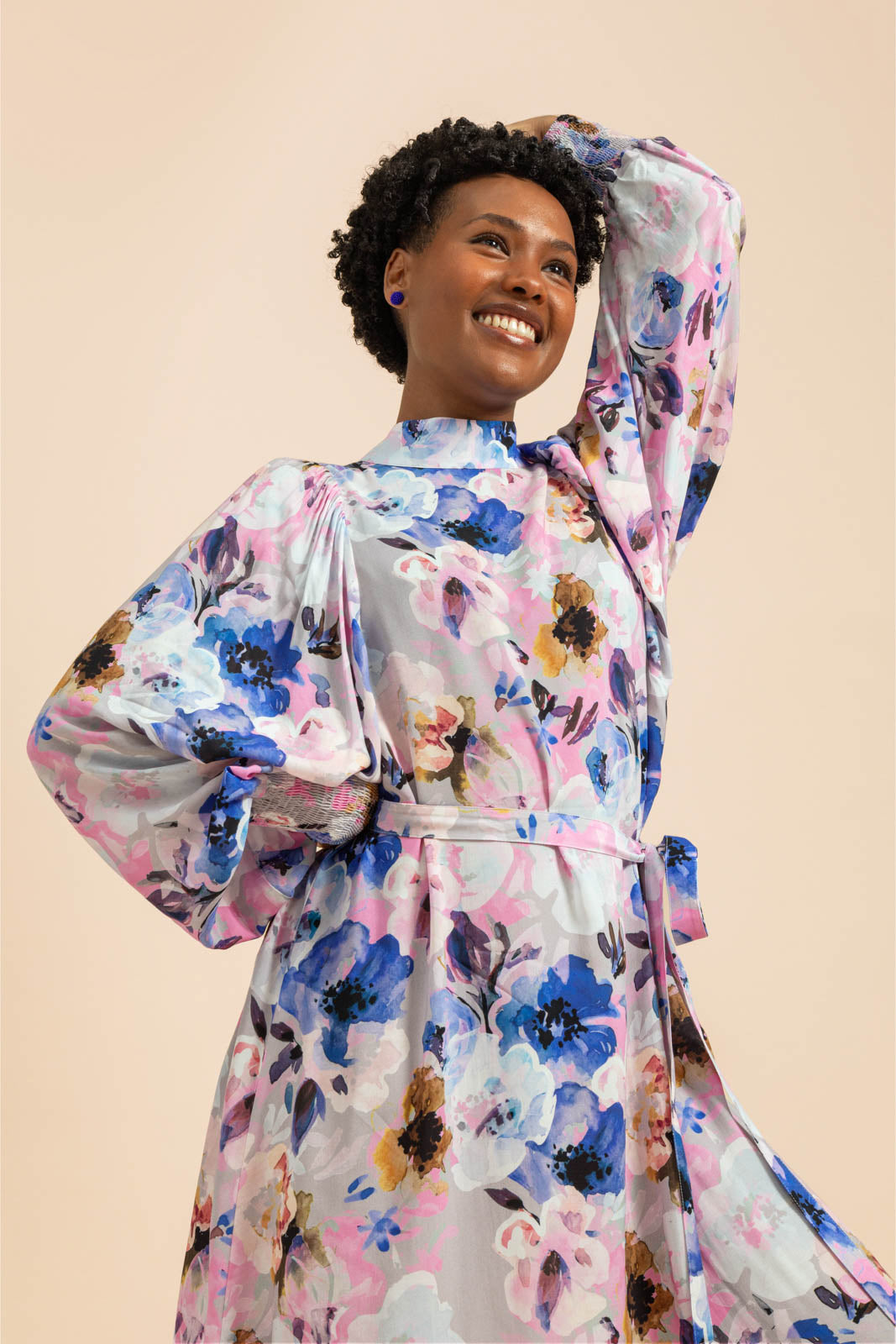 Naisten liila mekko kukkakuviolla