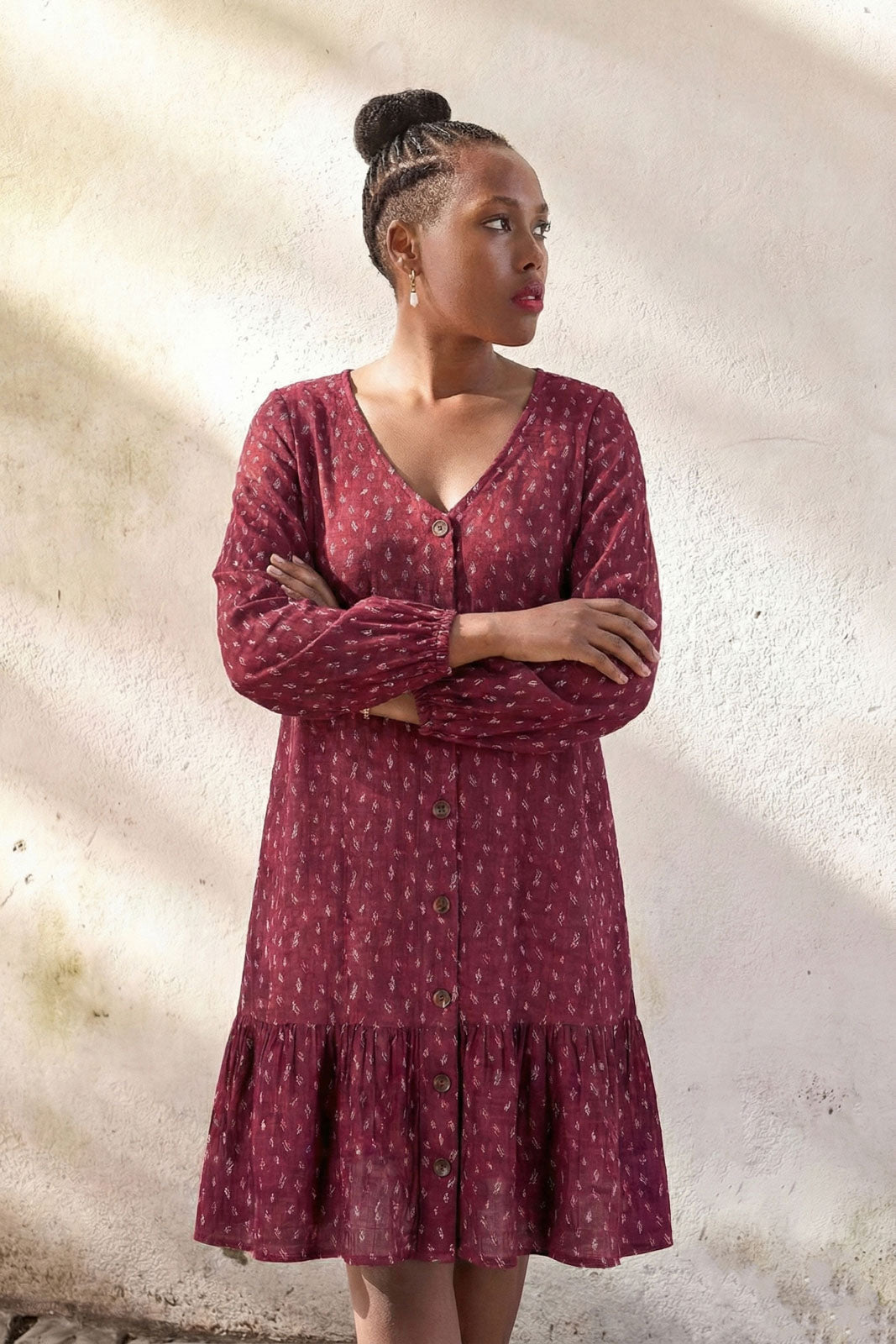 Naisten musliininen nappimekko minimalistisella lehtikuosilla| modelheight:158, size:XS