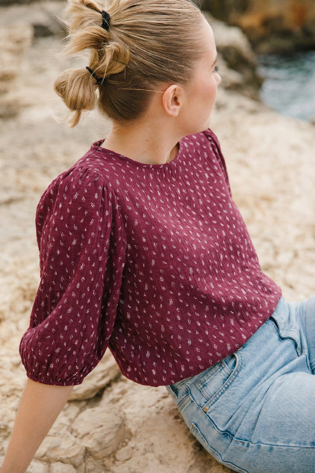 Naisten musliininen paita minimalistisella lehtikuosilla| modelheight:167, size:XS