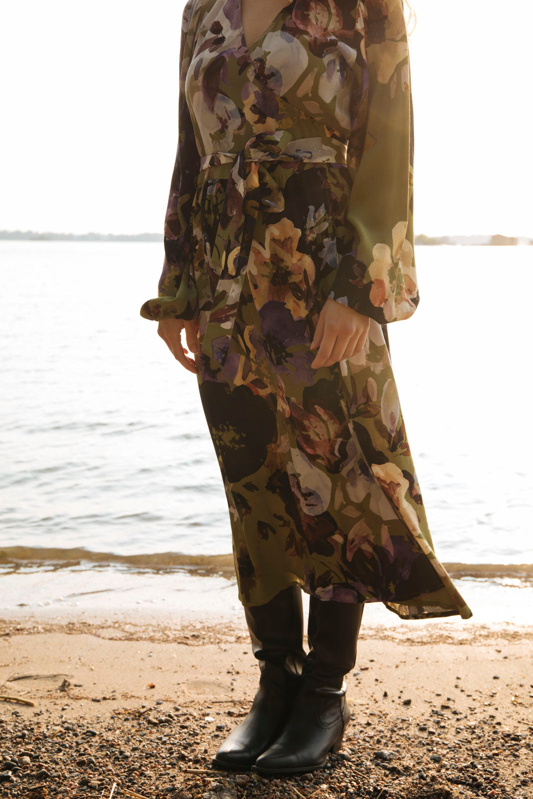 Naisten vihreä kreppiviskoosinen kietaisumekko kukkakuosilla | modelheight:165, size:XS