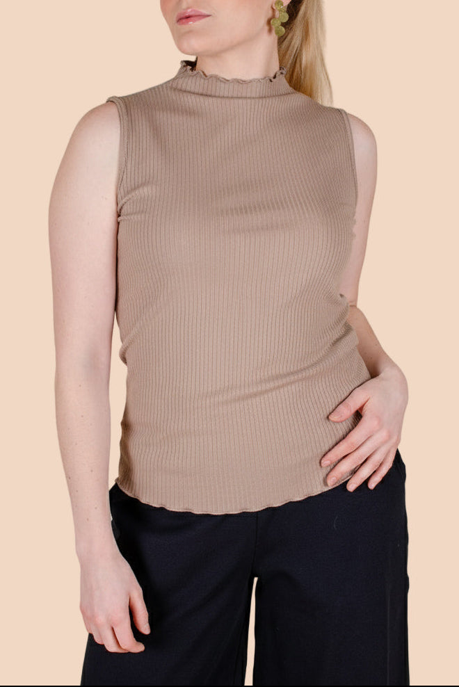 Naisten ruskea puuvillainen ribbitoppi | modelheight:166, size:M