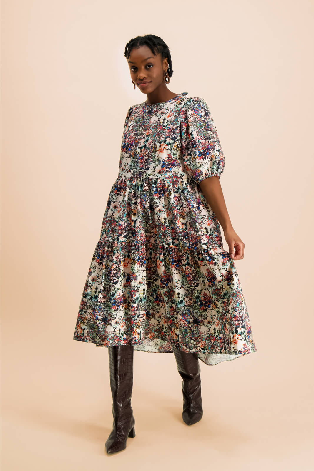 Naisten värikäs puuvillamekko kukkakuviolla | modelheight:169, size:S