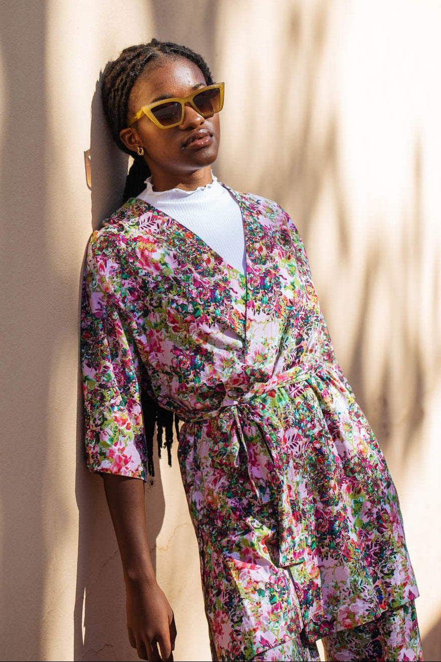 Naisten värikäs puuvillatakki kukkakuviolla  | modelheight:168, size:XS